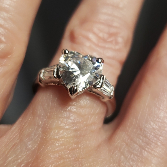 Rhodium plated ring w/ CZ heart shape center stone - Picture 6 of 6